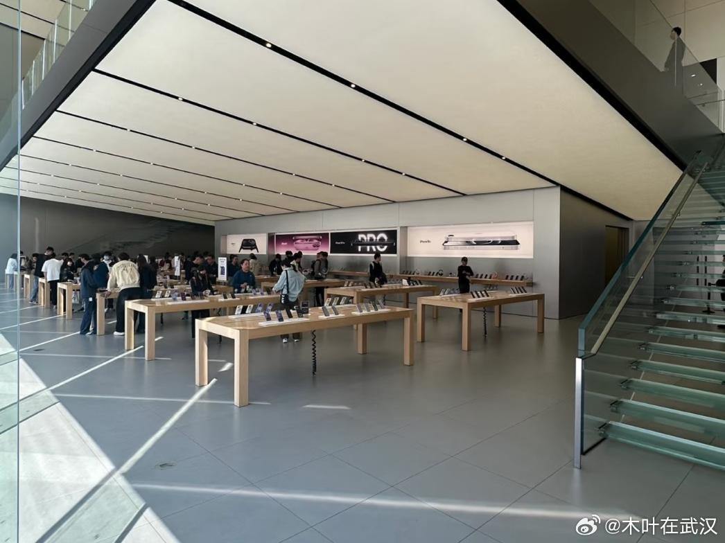 苹果店员也被涨价整懵了苹果门店一线员工这波估计是真没招了——内部培训话术还没背熟