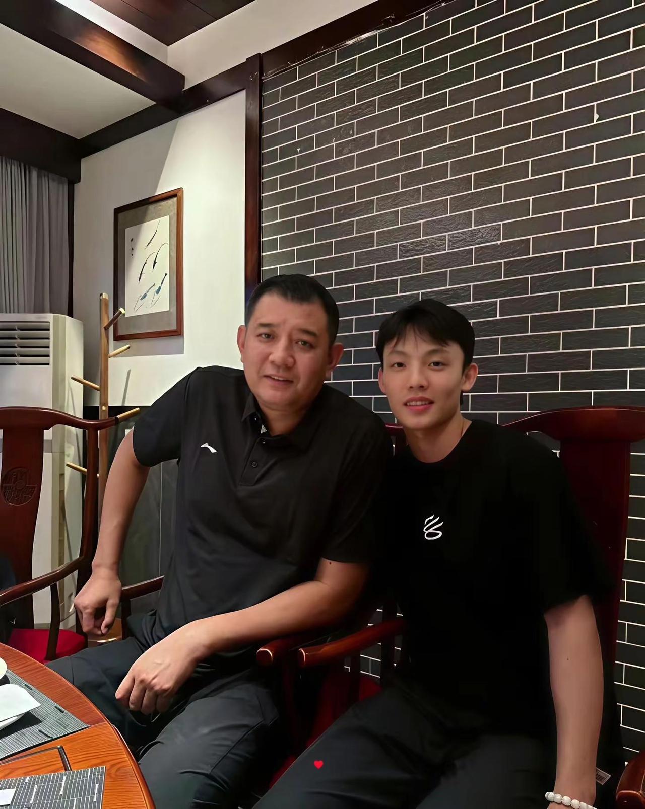 巩晓彬！篮球名宿！巩晓彬 “逍遥王”！ “亚洲最好的二中锋”球风飘逸！他的训人名