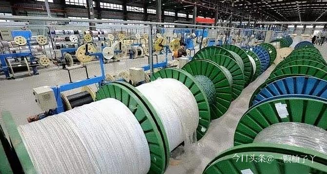 俄媒最近确实炸了：中国出口俄罗斯的光纤，价格直接翻到原来的2.5—4倍，俄媒直呼