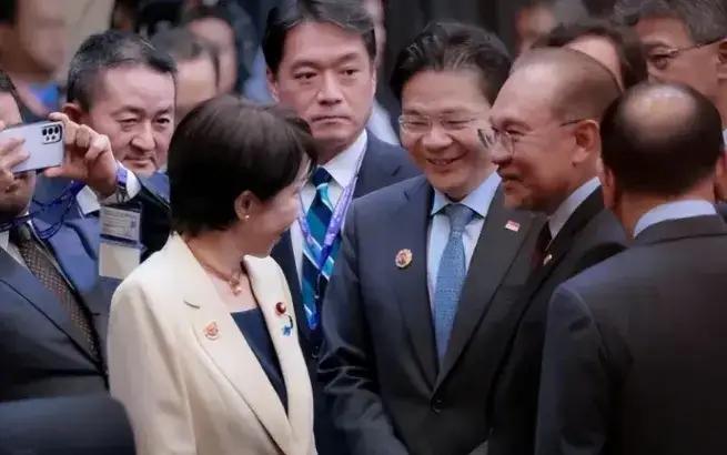 新加坡总理黄循财人设彻底崩了！黄循财翘着二郎腿呼吁中方放下恩怨，理解日本，公开支