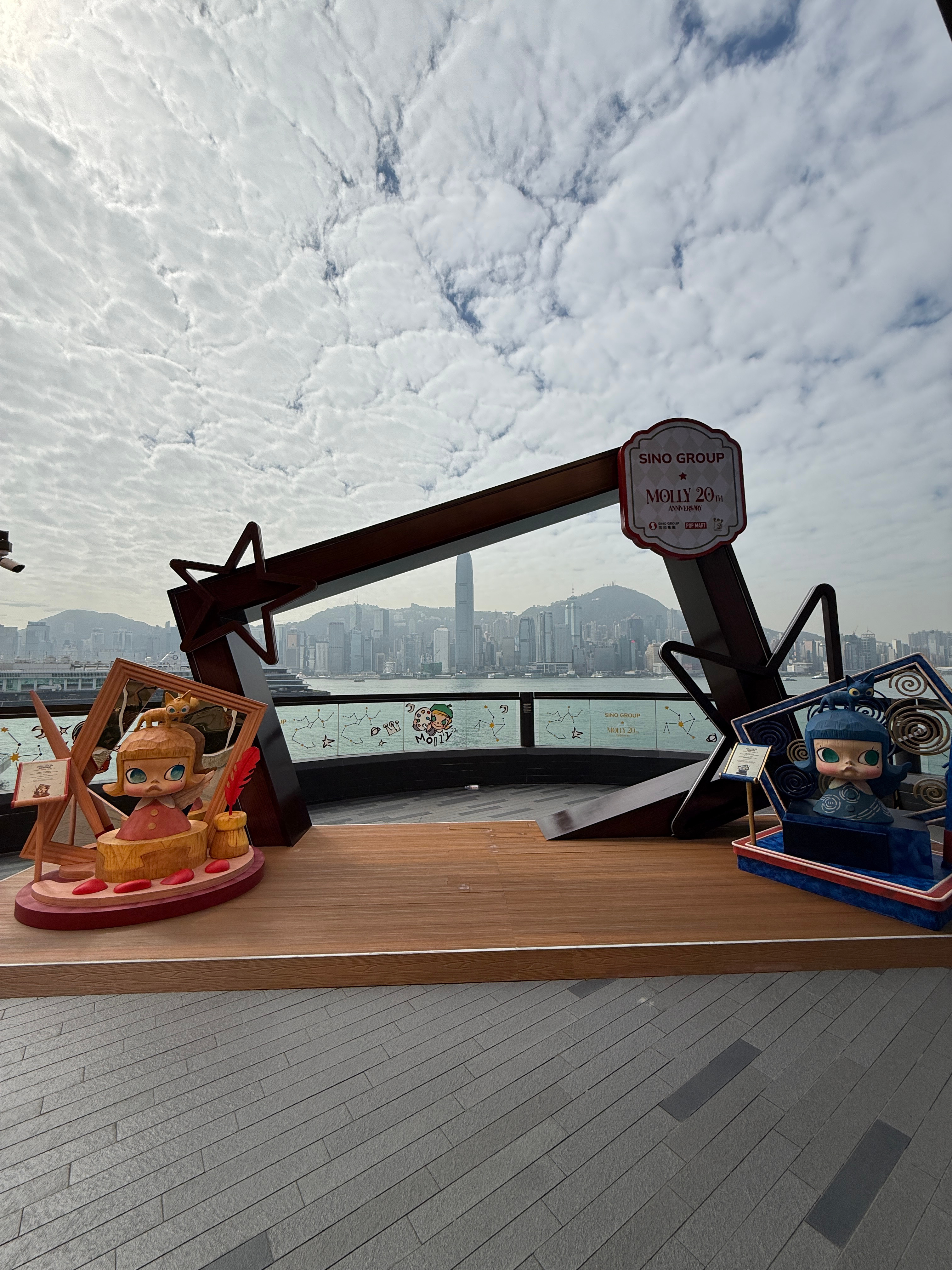 在维多利亚港周边也是被泡泡玛特包围了 其实这里挺适合拍照的～还有的要素都有了，而