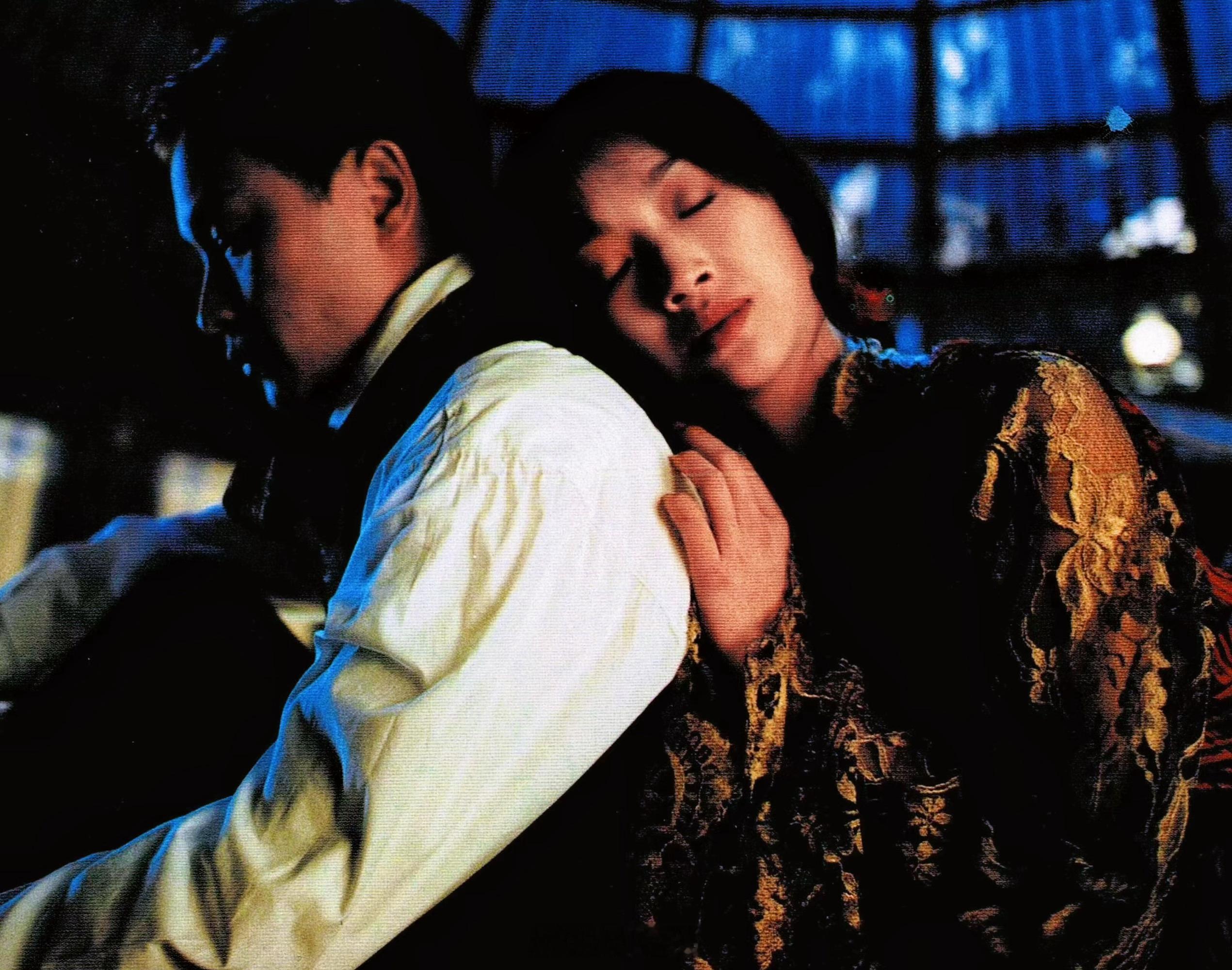 张国荣独家扫描 《电影双周刊》的记者，从香港赴北京探班【夜半歌声】，在北影厂的棚