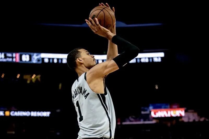 4月11日，马刺将在主场迎战独行侠。马刺官方宣布，此前因左肋骨挫伤的文班亚马本场