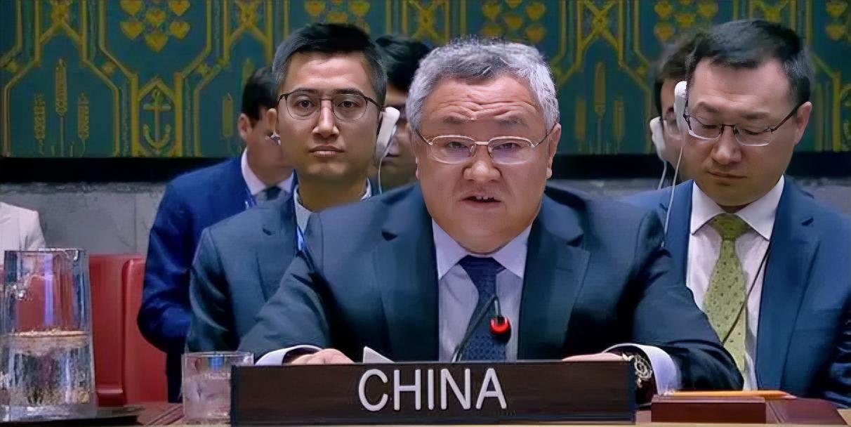 一边是美国急于寻求合法背书，另一边是中俄坚决不给“入侵开绿灯”。安理会舞台已经搭