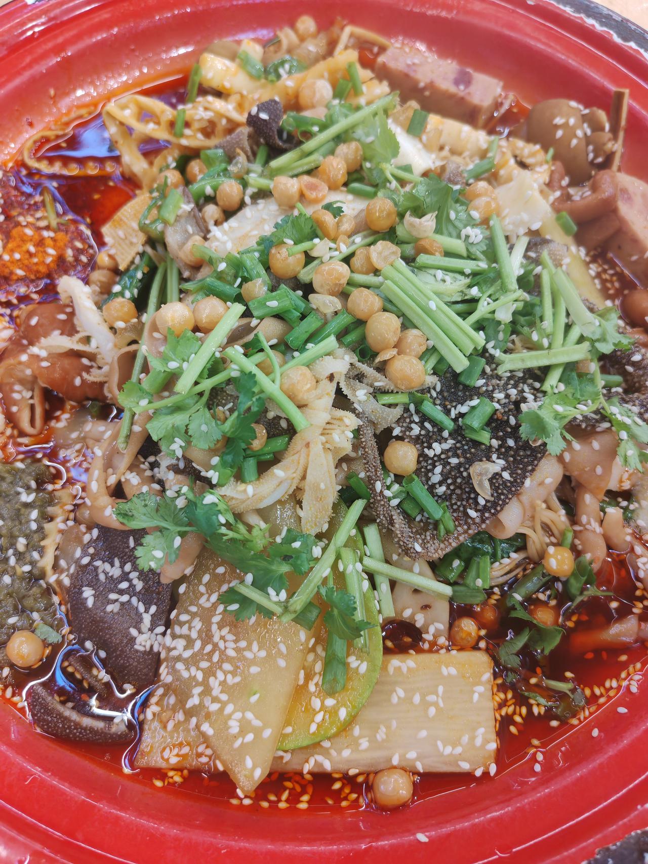 昨天晚上，胃疼了一夜，我为了不影响鼾声如雷的先生，一直忍了一夜，想着他开车也非常