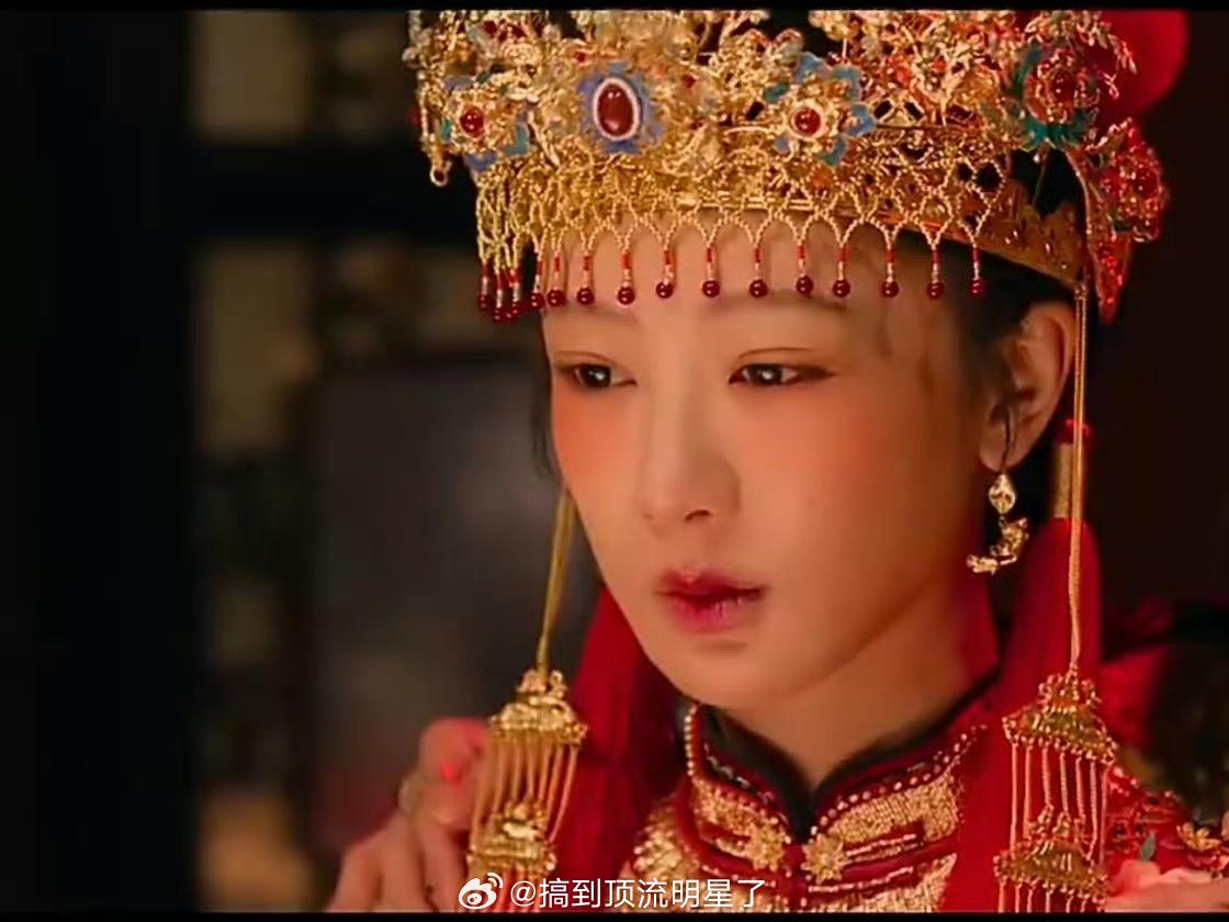 杨紫《玉兰花开君再来》婚服造型好诡异 