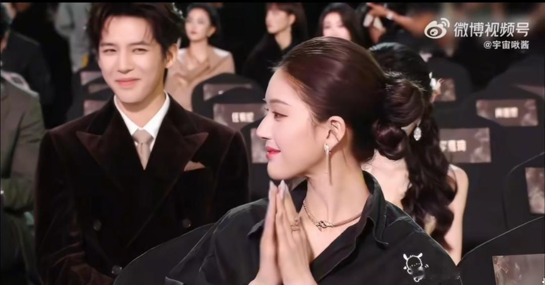 直播镜头定格在那对视的0.5秒，10亿话题瞬间炸了。
弹幕疯涌：“心脏骤停！
”