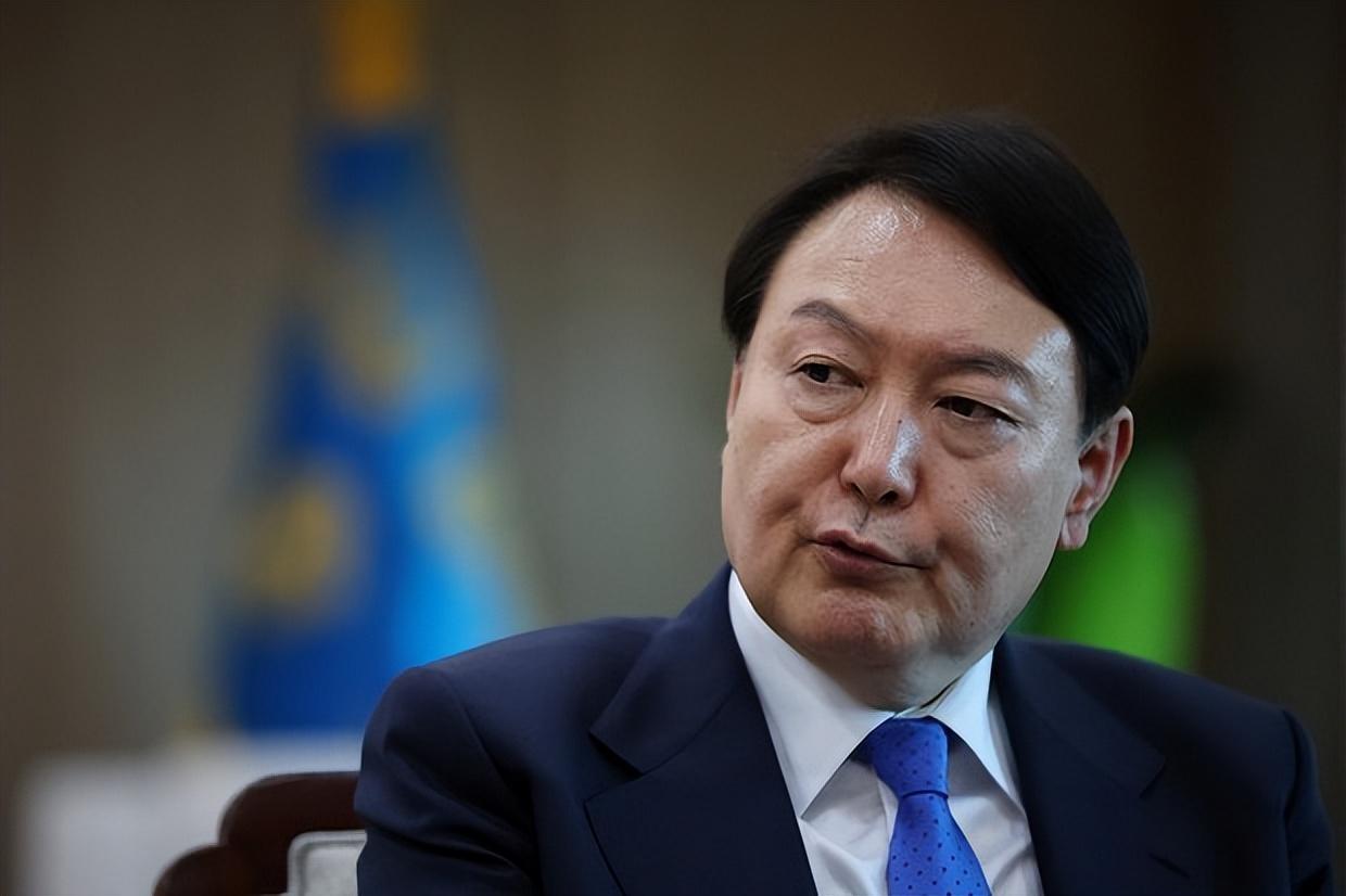 中方两个“杀手锏”连环使出，韩国陷入“两大荒”，尹锡悦紧急商讨对策。一个“石墨出
