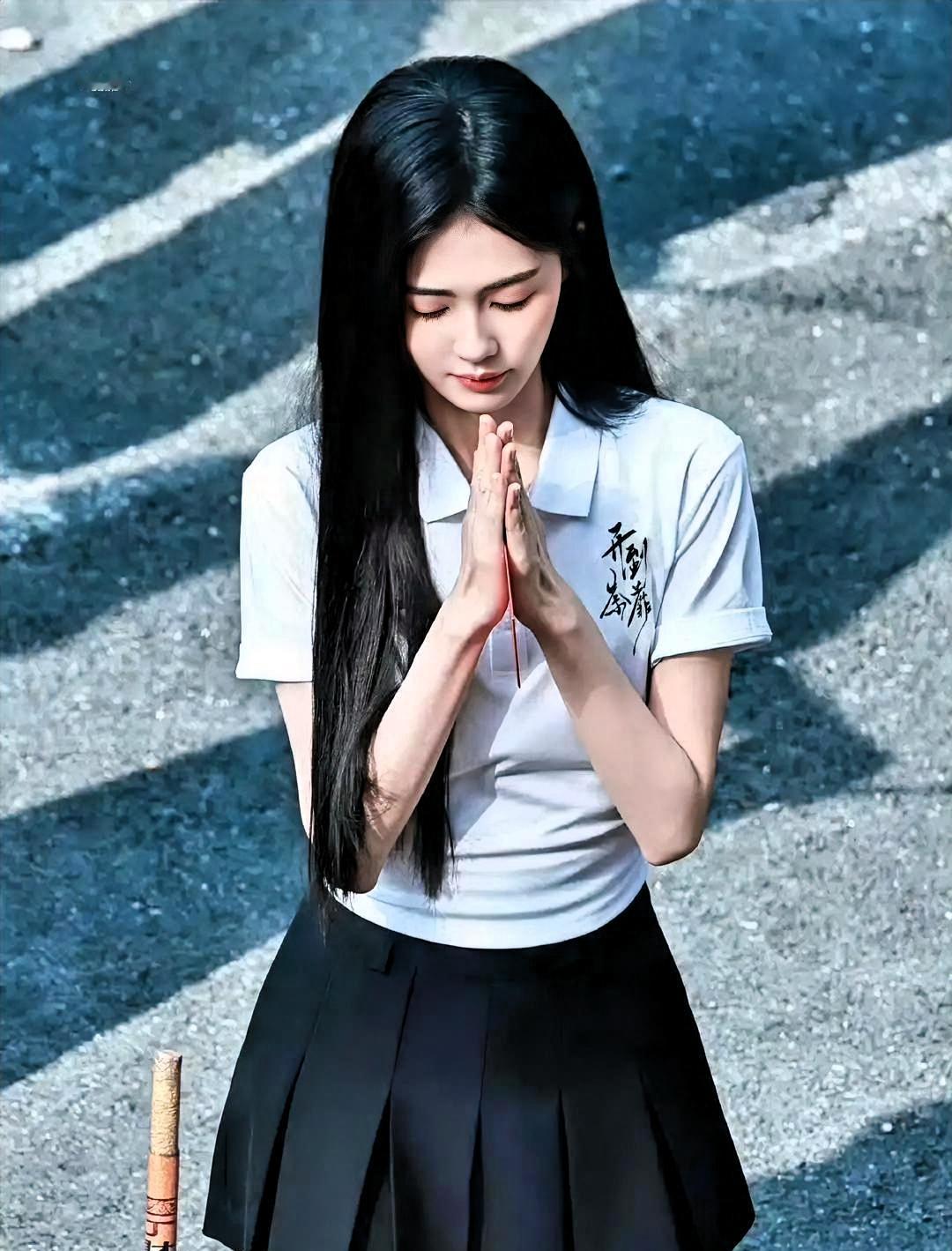 白鹿把一头黑长直往耳后别了别，亲自开口解释。

新剧《开到荼蘼》今天在广东佛山开