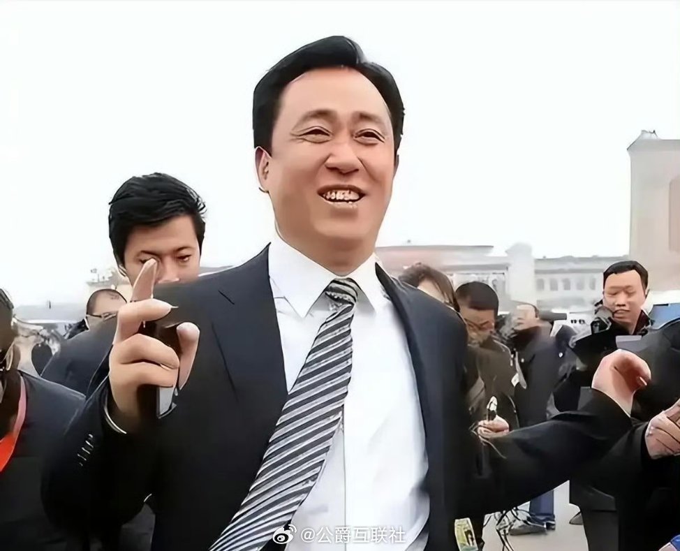 许家印一审被判无期 当年有多风光，现在头发就有多白。许家印这一把，把杠杆玩成了绝