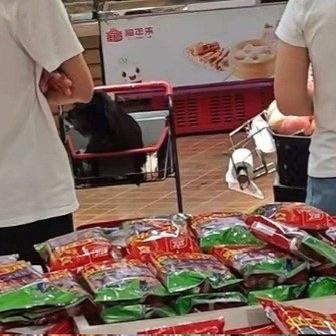 合肥星达城的这家超市闹出的事儿，看得不少人都捏了一把汗。有顾客偷偷把宠物狗带进了