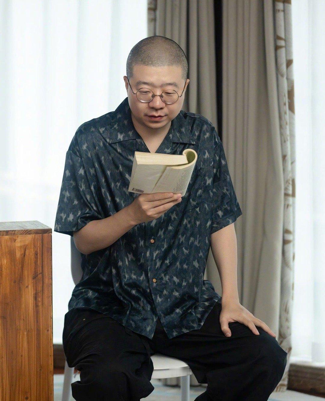 李诞 所有女生尽早完成社会化 李诞的热搜话题引发热议，其实社会化从不是冰冷的规训