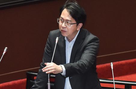 洪秀柱返台遭民进党找茬！


洪秀柱从大陆回去后，
民进党果然没放过她。
就有人