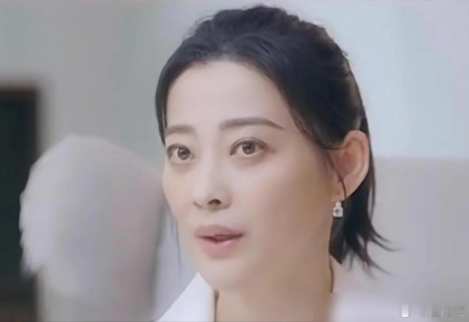 不要再提及梅婷在综艺节目中表现出的“笨拙”了。她已经成功转型，事业上取得了显著成