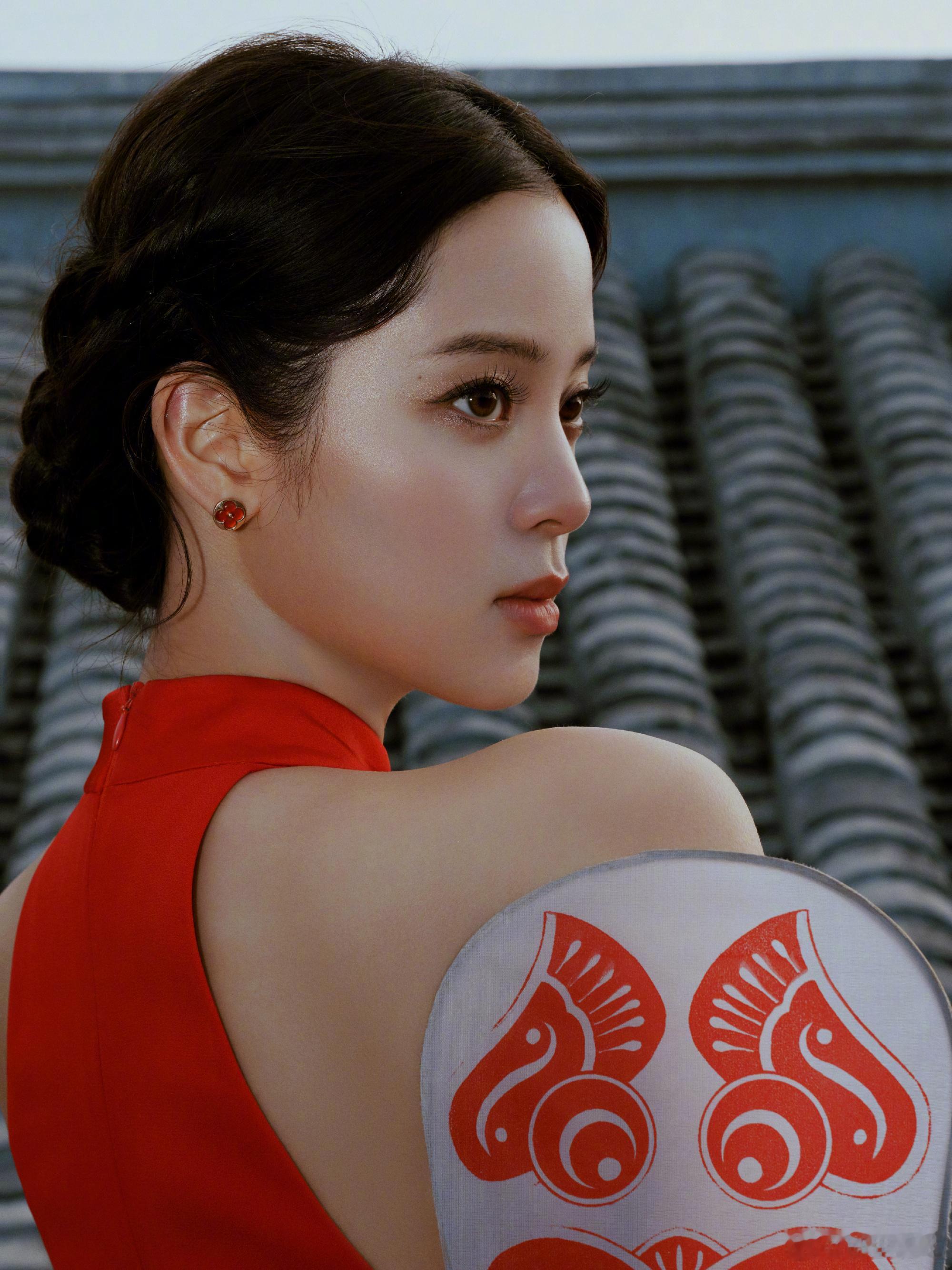 欧阳娜娜春晚 谁能拒绝这么甜美的春晚舞台！欧阳娜娜刺绣裙精致灵动，搭配传统元素，