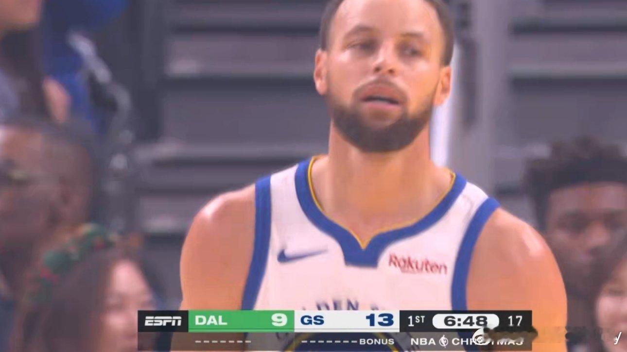 手感都很差，但还能领先4分另外今天这镜头怎么感觉雾蒙蒙的？ 