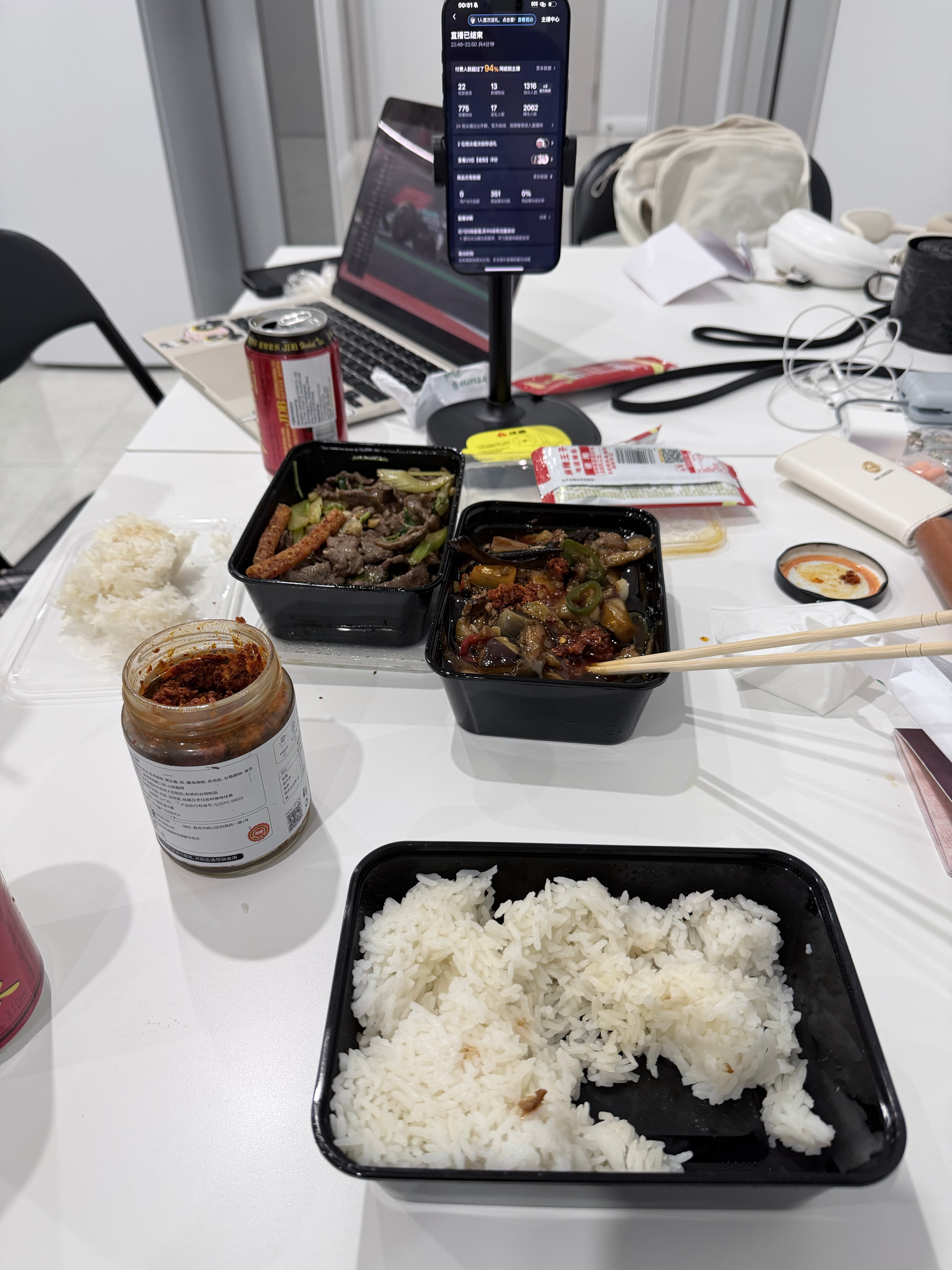 本来准备吃播一下但是真的太卡了明天再把网弄一下再直播我吃点东西睡觉了闺蜜[爱你]