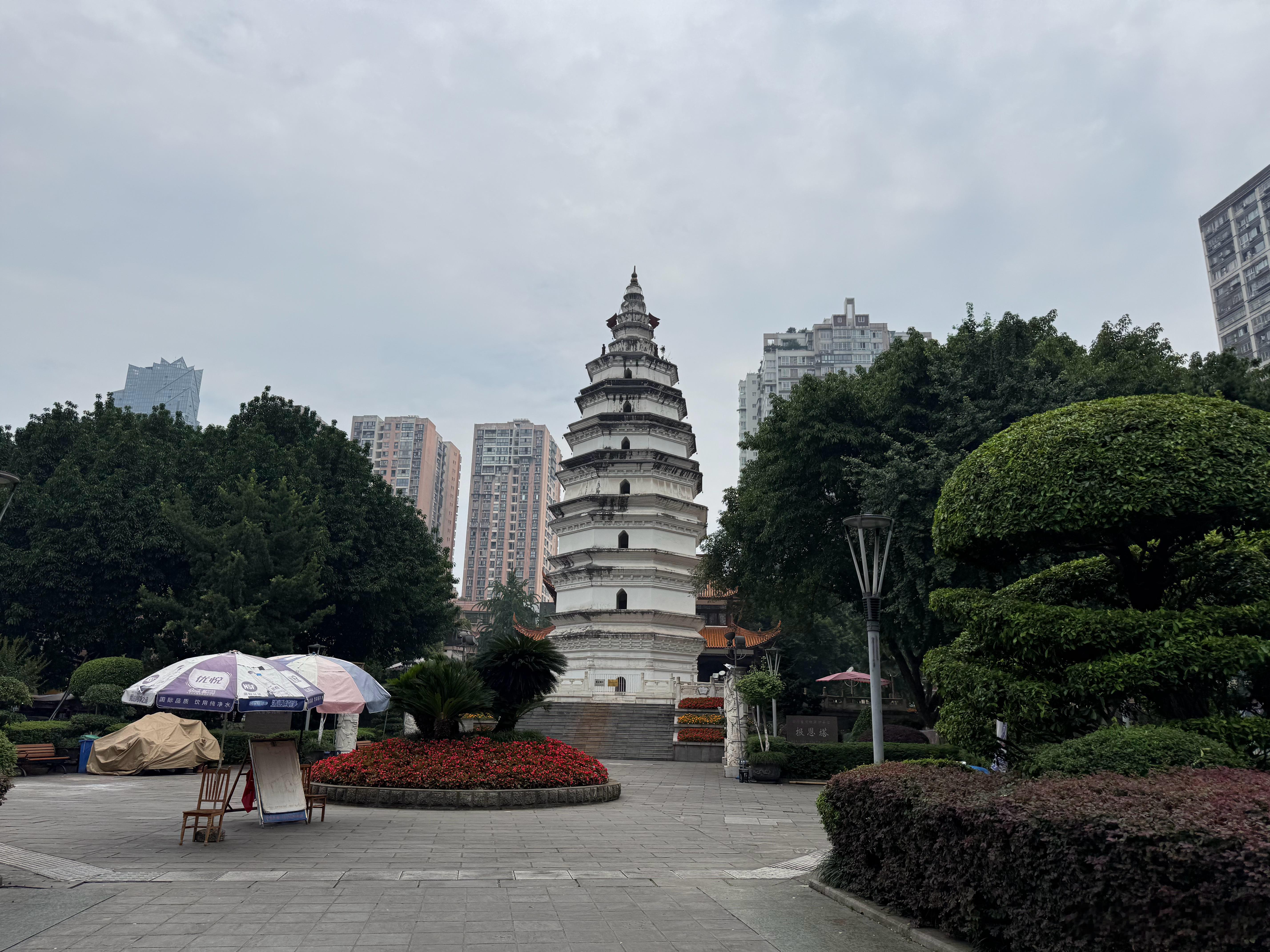 泸州，不同角度下看报恩塔。 泸州