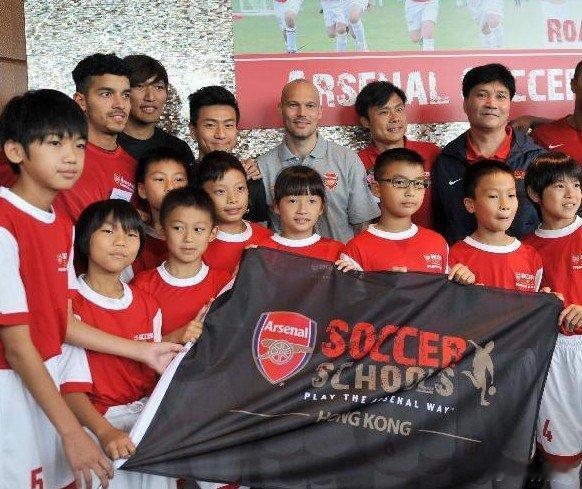 【前瑞典球星永贝里访问香港】5月8日，永贝里与香港阿森纳足球学校的教练和小球员在