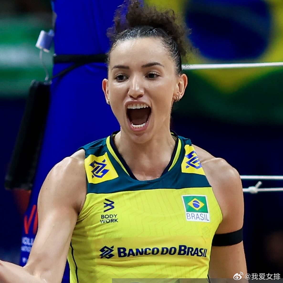 加比因伤缺席世界女排联赛第三周赛事！巴西女排主攻、队长加比出现腰部不适。这名球员