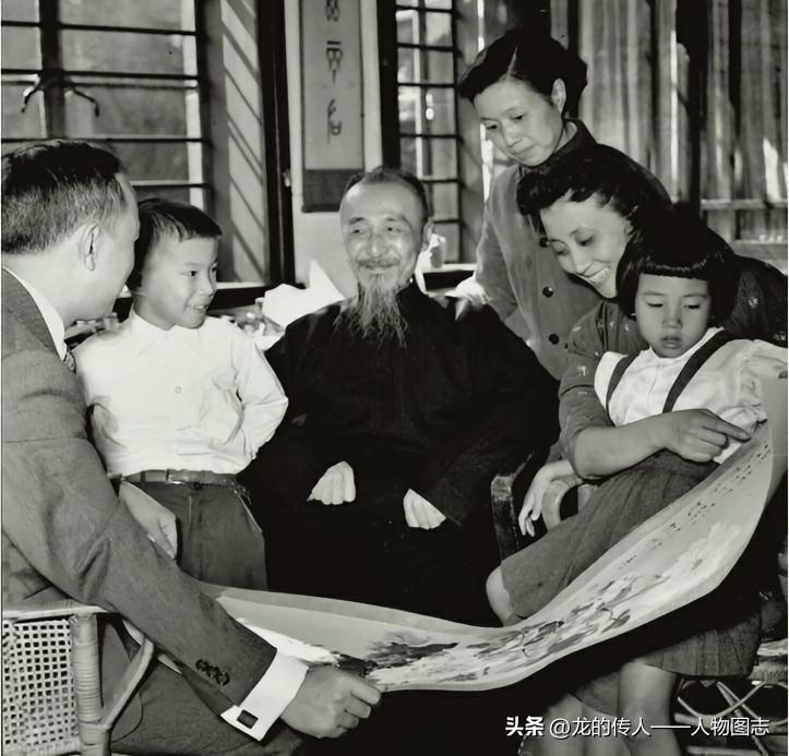 1955年10月12日，钱学森一家回到上海与父亲团聚