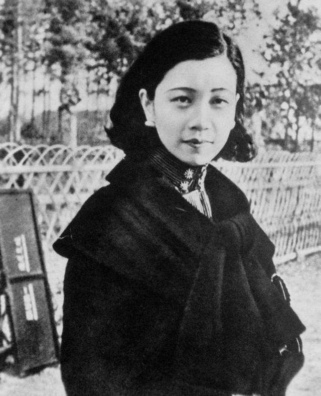 1940年，于凤至胸前严重溃烂，抛下丈夫张学良赴美治病。她憔悴走下飞机，正茫茫然