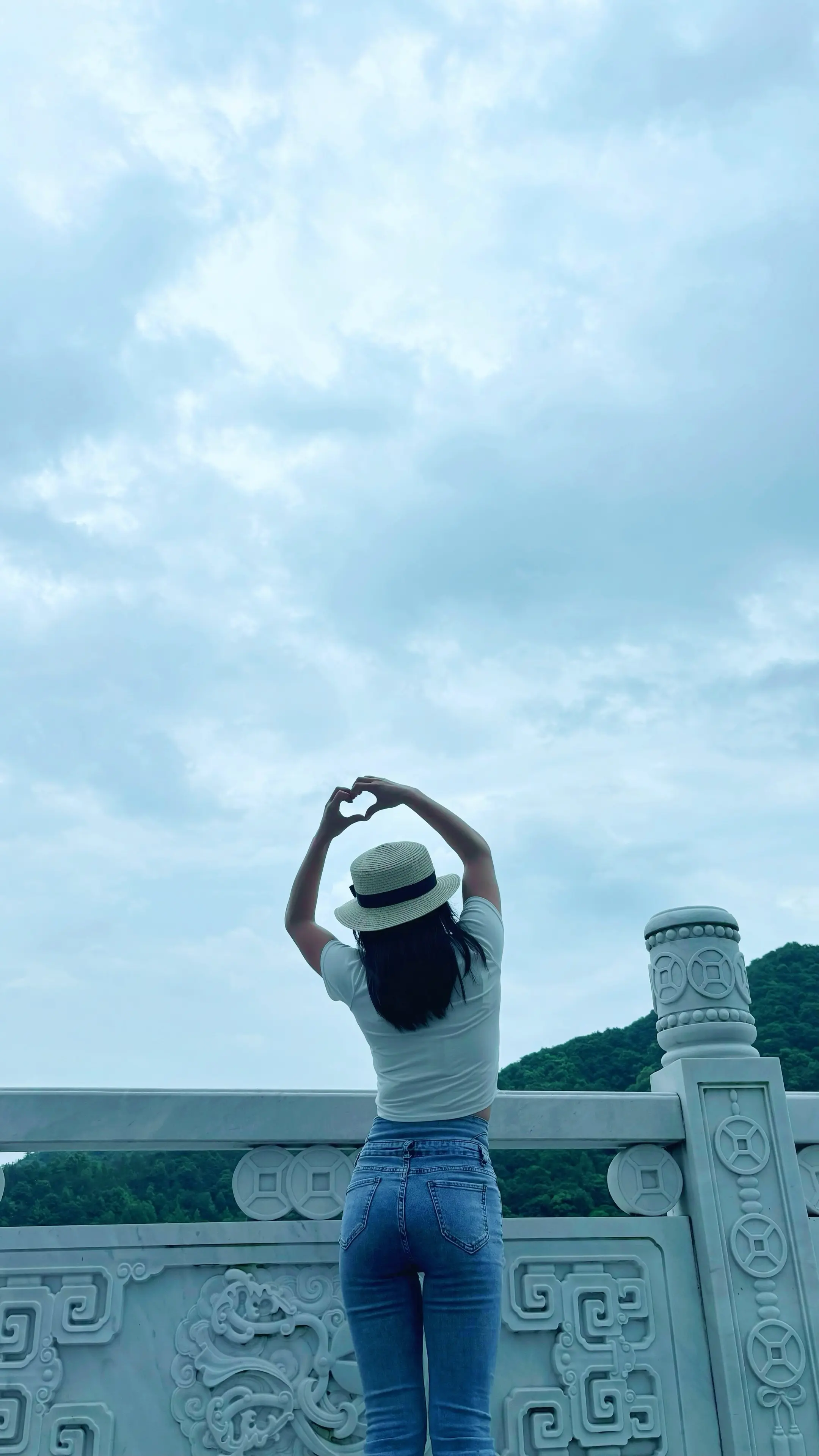 爱情不过就是小资产阶级的幻想，放下风花雪月、坚定不移的投身于无产阶级的伟大事业