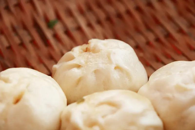 江苏的馒头的特点是个大、馅少、面皮厚；反之包子，则个头相对较小、馅又多且面皮较薄