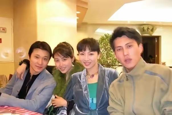 这张4人合照，我只认出了俊逸出尘、魅力爆棚的靳东，眉黛轻舒、凤眸贝齿的徐菁遥，左
