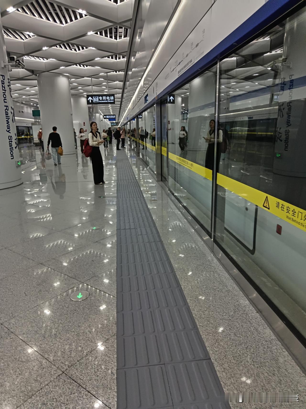 广东城轨上下班高峰期的人气