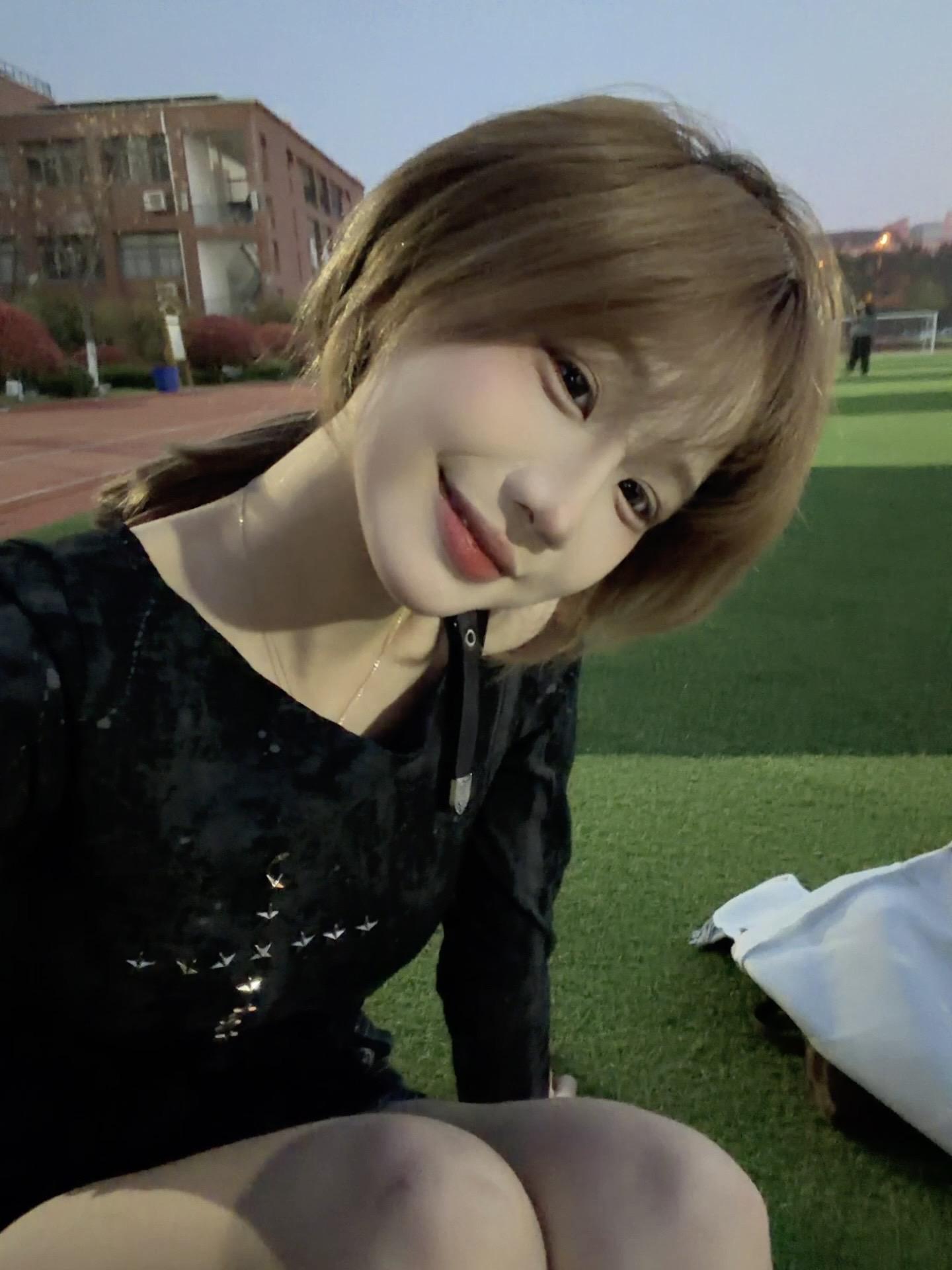 记忆里在微甜 我看着你的脸 轻刷着和弦