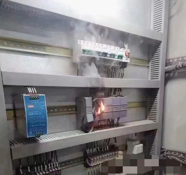 还有很多电工不知道，为什么pLC模块会燃烧？短路了不应该跳闸吗？！

昨天，车间