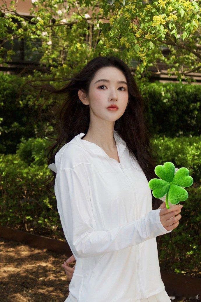 王玉雯hi6录制上班路透王玉雯hi6上班跑向粉丝收信褪去干练气场化身温柔学姐，颜