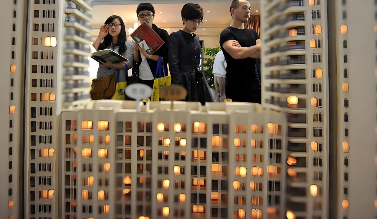 为啥咱们的房产能实现软着陆？我给大家举个相对接地气的案例，一听就懂：五年前，你手