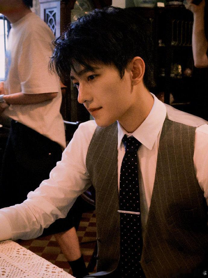 杨洋请客徐若晗剧组今日份甜份达标！杨洋请徐若晗剧组喝奶茶，友谊长存～杨洋请徐若晗