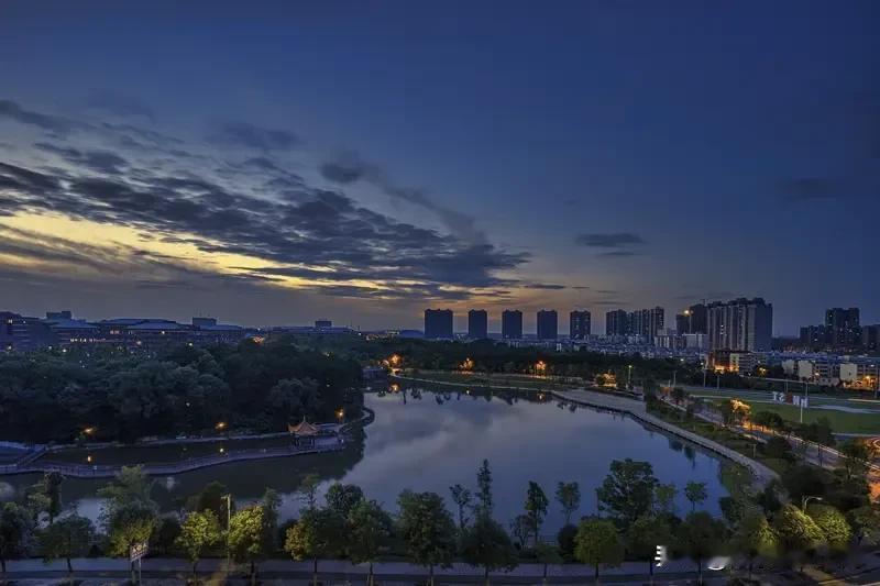 10月25日那晚，一则令人痛心的消息传来，湘潭大学37岁教授刘昊霖突发疾病不幸去