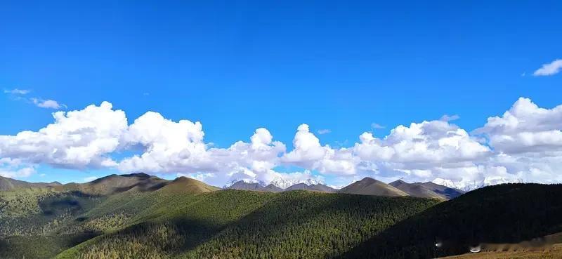 川西的美，就像一幅徐徐展开的绝美画卷。
都四轨道堪称观赏川西美景的绝佳方式。它是
