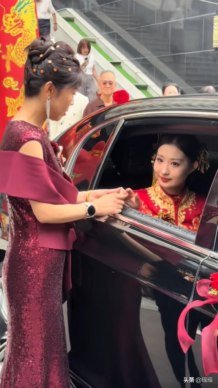 妈妈眼里的无助和不舍，生怕女儿嫁过去会被欺负