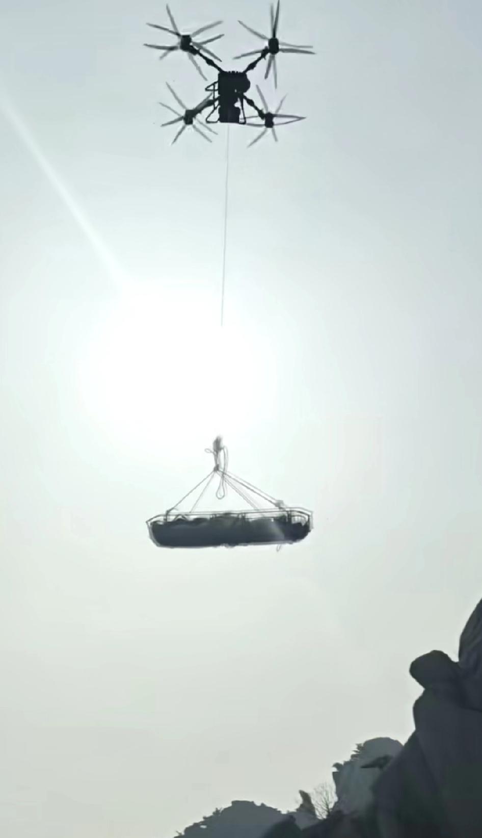 没想到，
崂山悬崖下令人意外的人，
不是路过的游客，
也不是专业的向导，
而是总