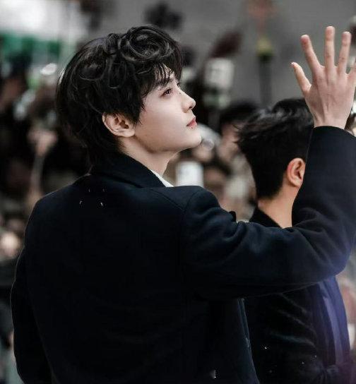 田栩宁宁波田栩宁宁波线下活动！身穿黑色大衣登场和粉丝打招呼，状态松弛帅气，现场进