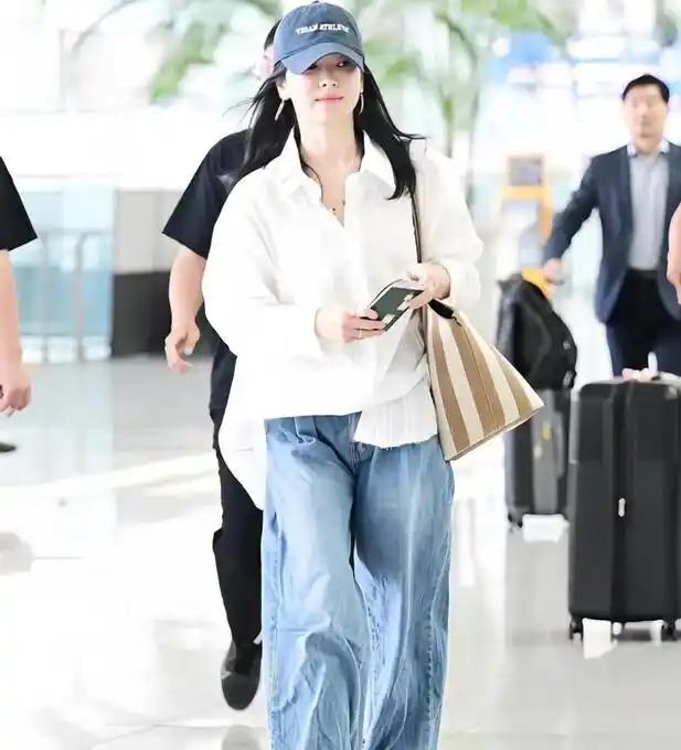 离婚后的宋慧乔依旧活跃于荧幕，一些活动中也能见到她的身影。如今她的精神状态同二十