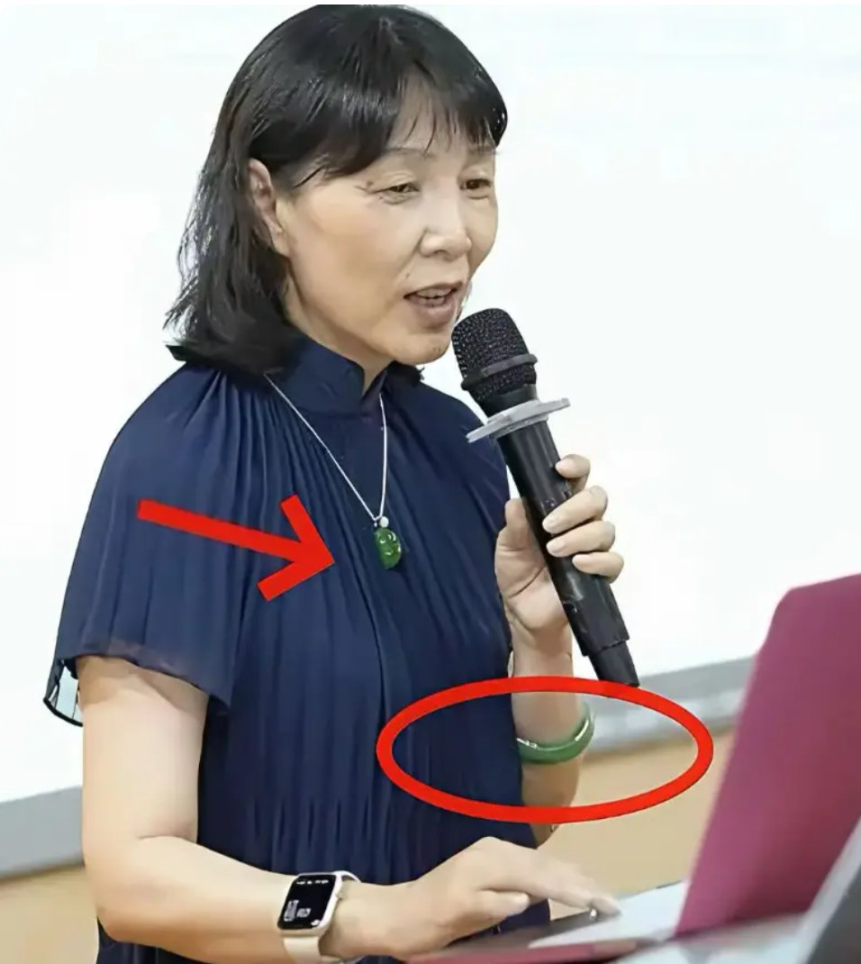 杜建英这穿戴也不差钱啊！ ​​​