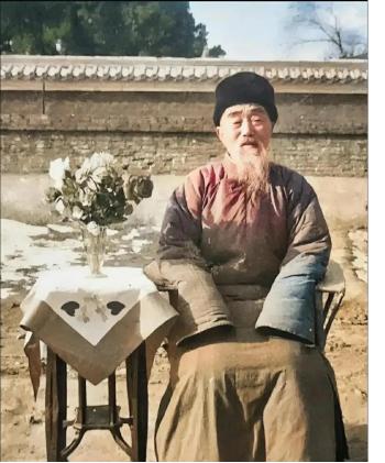 这是林彪父亲林明卿在1950年，北京的寓所门口拍下的照片，当时的他已经七十多岁了