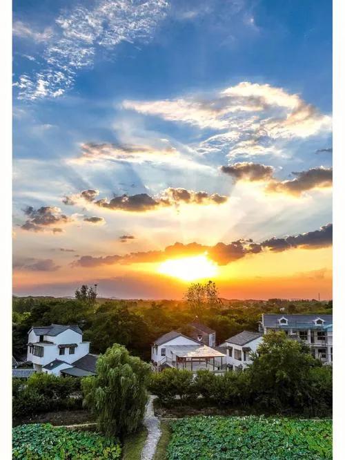 下联：夕照迎来北苑春。
解释：“夕照”对照“晨风”，傍晚的阳光和早晨的风相对；“
