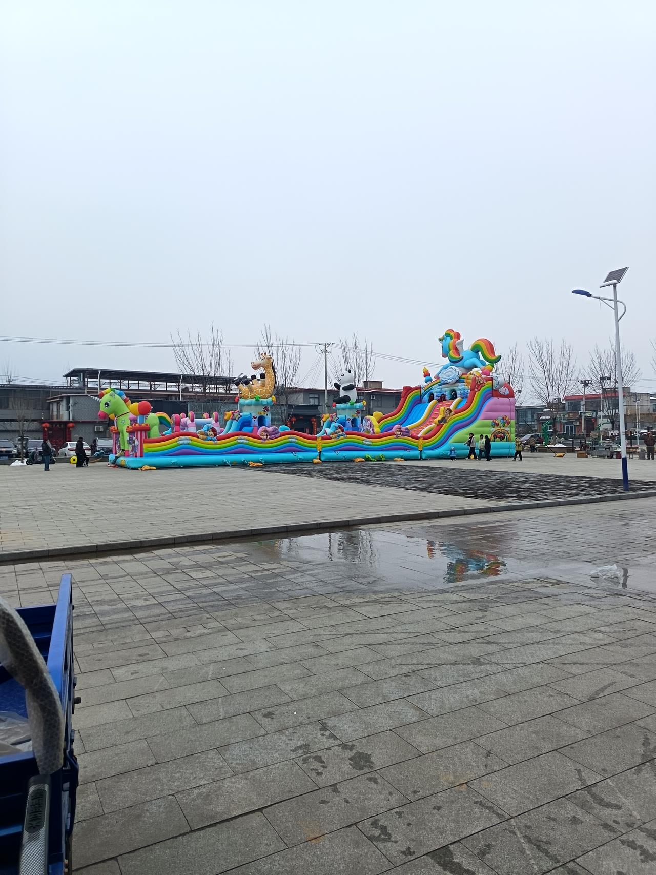 五彩缤纷的充气游乐场，快来打卡！🎠🌈