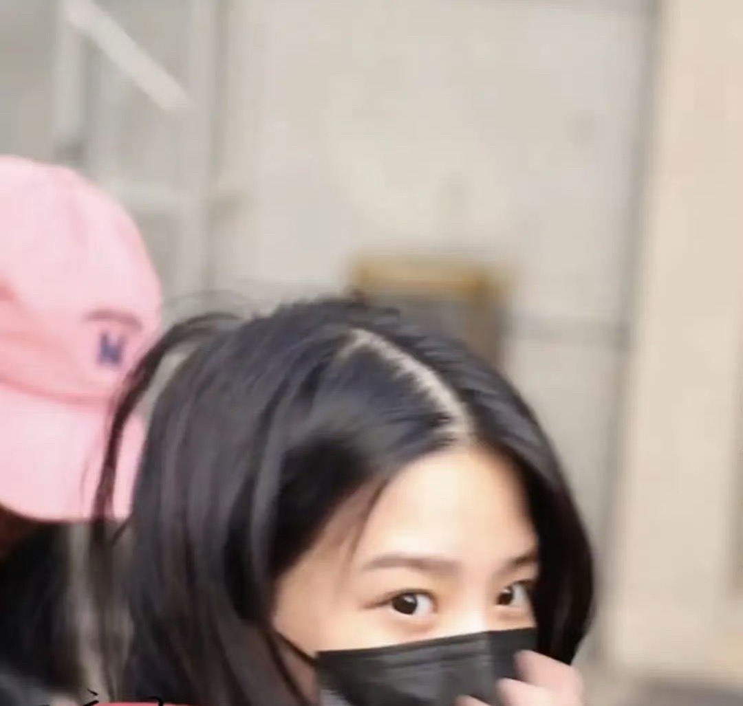 卢昱晓的发缝又被吐槽了，还被人说是很邋遢… 