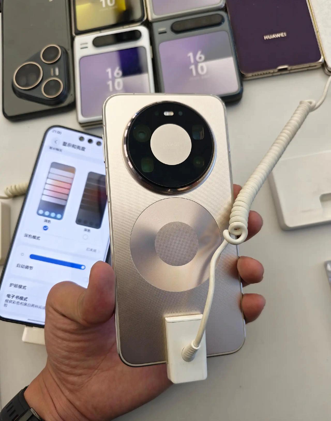 今晚去线下摸了华为 mate 80 promax，有点小失望。

首先第一感觉，