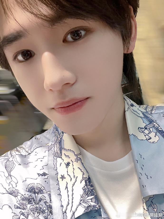 #宋亚轩P的宋亚轩# 宋亚轩给自己P了一对儿小恶魔眼，悄悄说：“你也在找不同嘛？