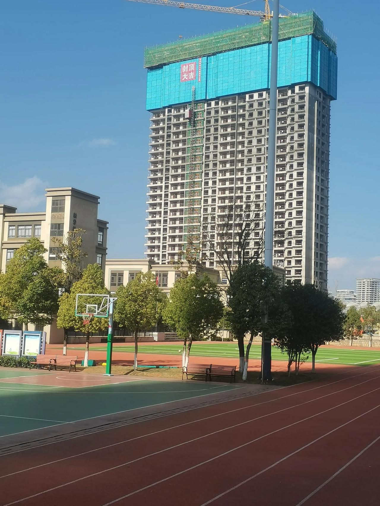 俊发城龙泉古镇边上的这个地块复工了，总共3幢住宅楼，最高30层。是金地代建的，跟