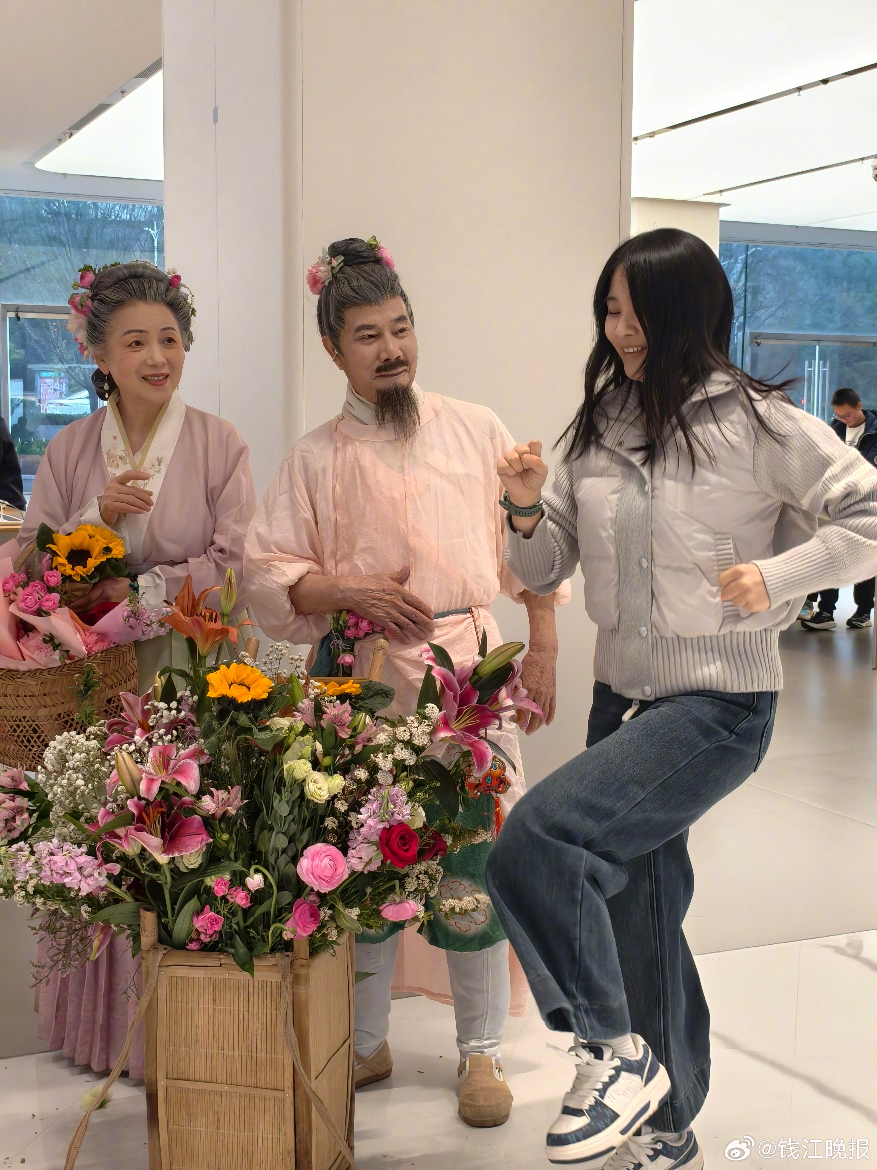 #又是被杭州NPC治愈的一天#三八妇女节即将到来，派花使者祝福已送出，三八妇女节